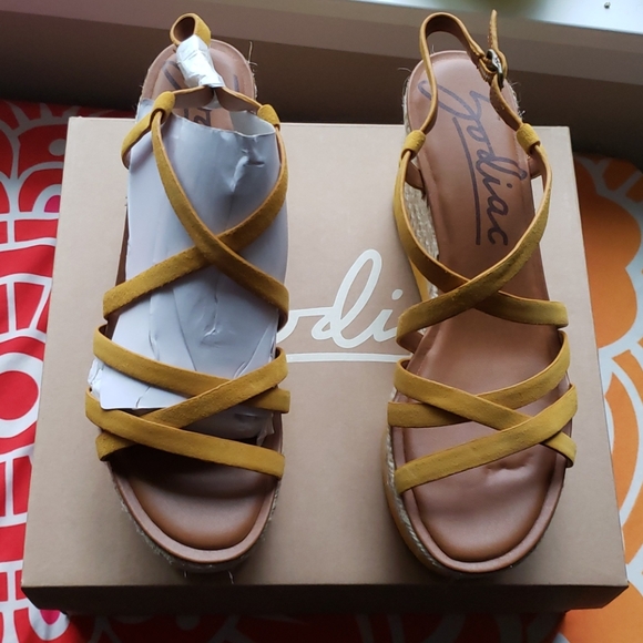 NIB Yellow Zodiac Yolanda wedge sandal - Picture 4 of 12